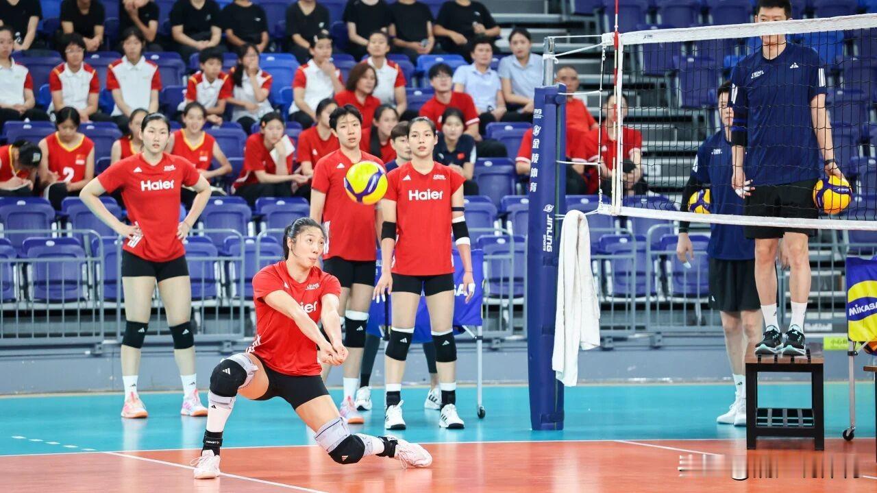 女排“黑马”唐欣重回主攻位置——这并非好消息！在江苏女排出任主力主攻的唐欣在本赛