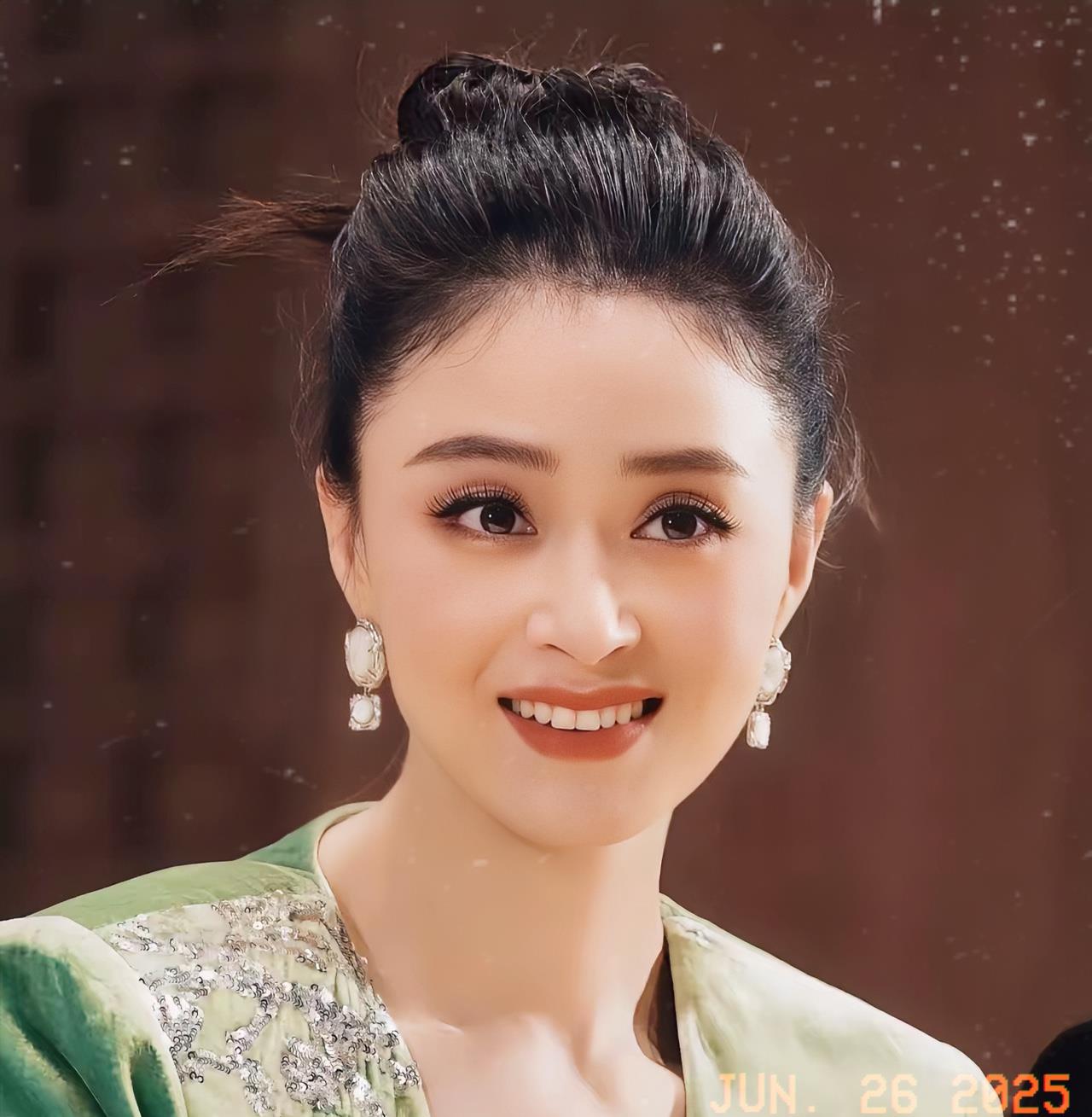 蒋欣今晚白玉兰要破咒了！她最该谢的不是导演，不是搭档，而是那个34年如一