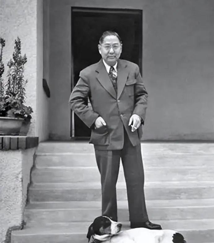 1949年12月10日，蒋介石从成都仓皇登机飞往台湾，在最后逃离的关头