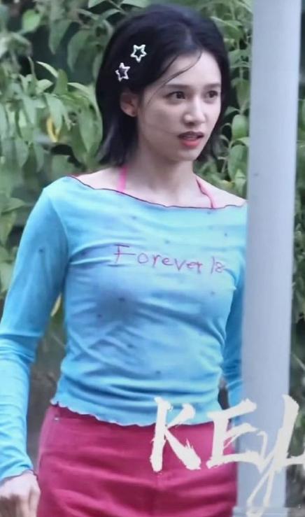 张婧仪粉丝因为不满《致我那菜市场的白月光》的妆造开撕剧组，这部剧的妆造刚开机时就