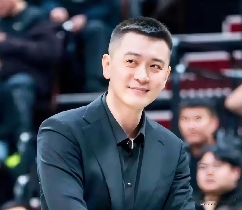知名媒体人杨毅直播时公开透露，杨鸣即将重返cba执教，月末完成签约。知名媒体人