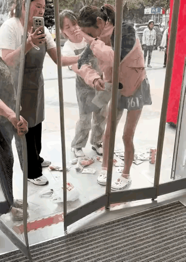 这回丢人丢大了吧！这为女士在超市中偷了东西，被工作人员抓到了，大庭广众之下，她被