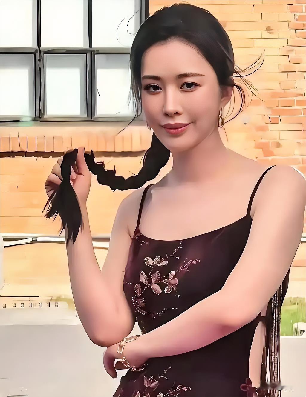 彻底破防了！王石的千万退休金没了后，40岁的田小姐和74岁的王石撕破脸了，她竟