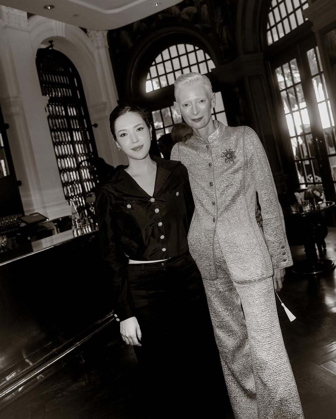 仙见仙！美仙许玮甯和时尚仙人TildaSwinton同框！两人都在新加坡香奈兒