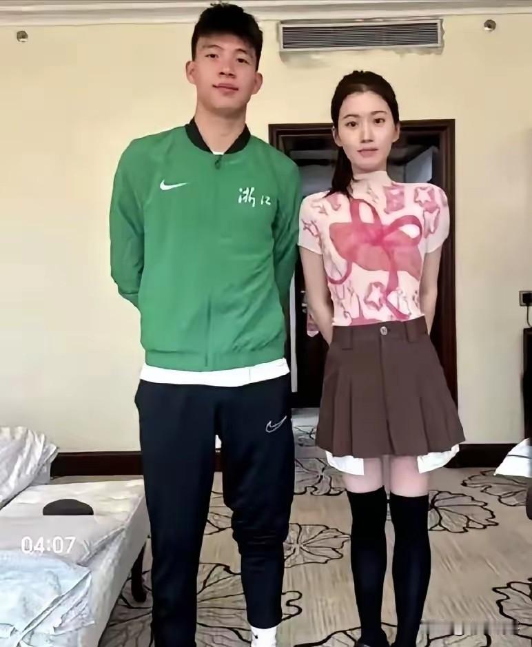 王钰栋旁边那个姐姐，比进球集锦还抓人。不是因为粉衣配百褶多会穿也不是因为