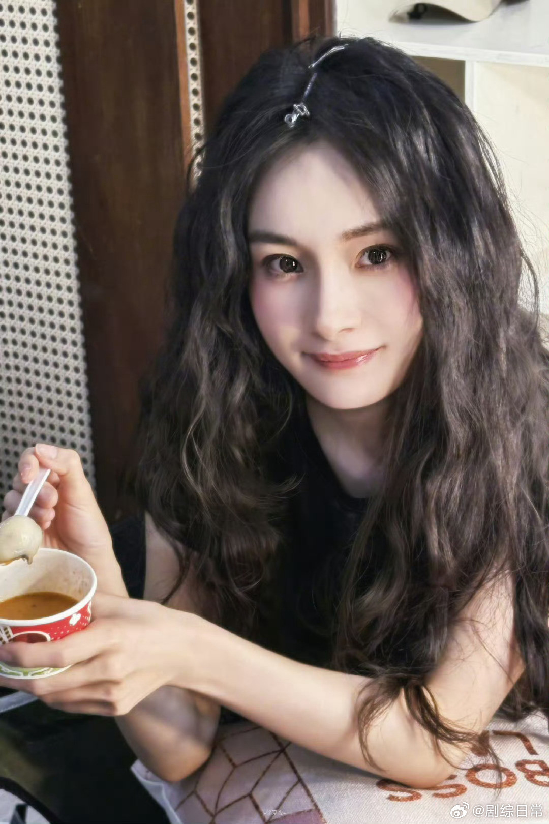 杨幂汤圆头像去年苹果头，今年汤圆头。杨幂用实际行动证明：只要脸在，发型和道具都是