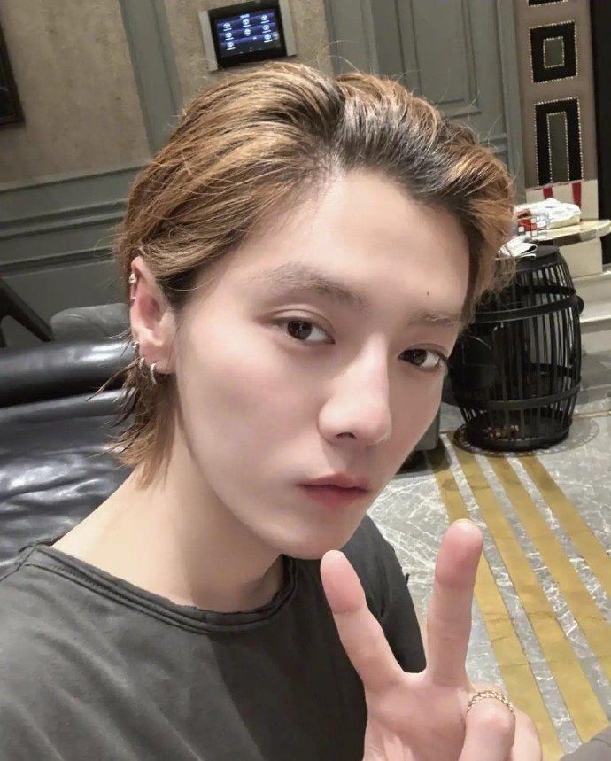 鹿晗和关晓彤这是已经和好了吧？感觉两个人又在隔空暗戳戳的秀恩爱了，在同款的剪