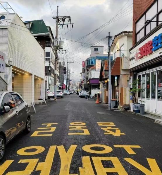 中国人不高兴的后果有多严重呢？2016年，韩国人联名请愿，要求拒绝中国游客进入济