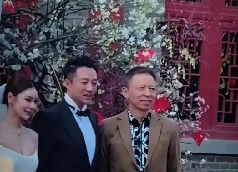 这场婚礼到场的嘉宾很有看头汪小菲和马晓梅的婚礼终于如期举行，现场宾客满棚，把古