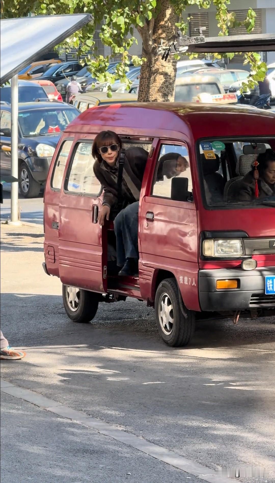 闫妮任素汐来沈阳珠江街了[呲牙笑][呲牙笑][呲牙笑]闫妮下来那一瞬间，我就感觉她俩要