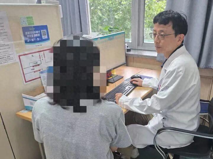浙江杭州，27岁女孩小卢去年夏天为省钱和男友住进一家平价农家乐，仅一晚后腰腹起疹