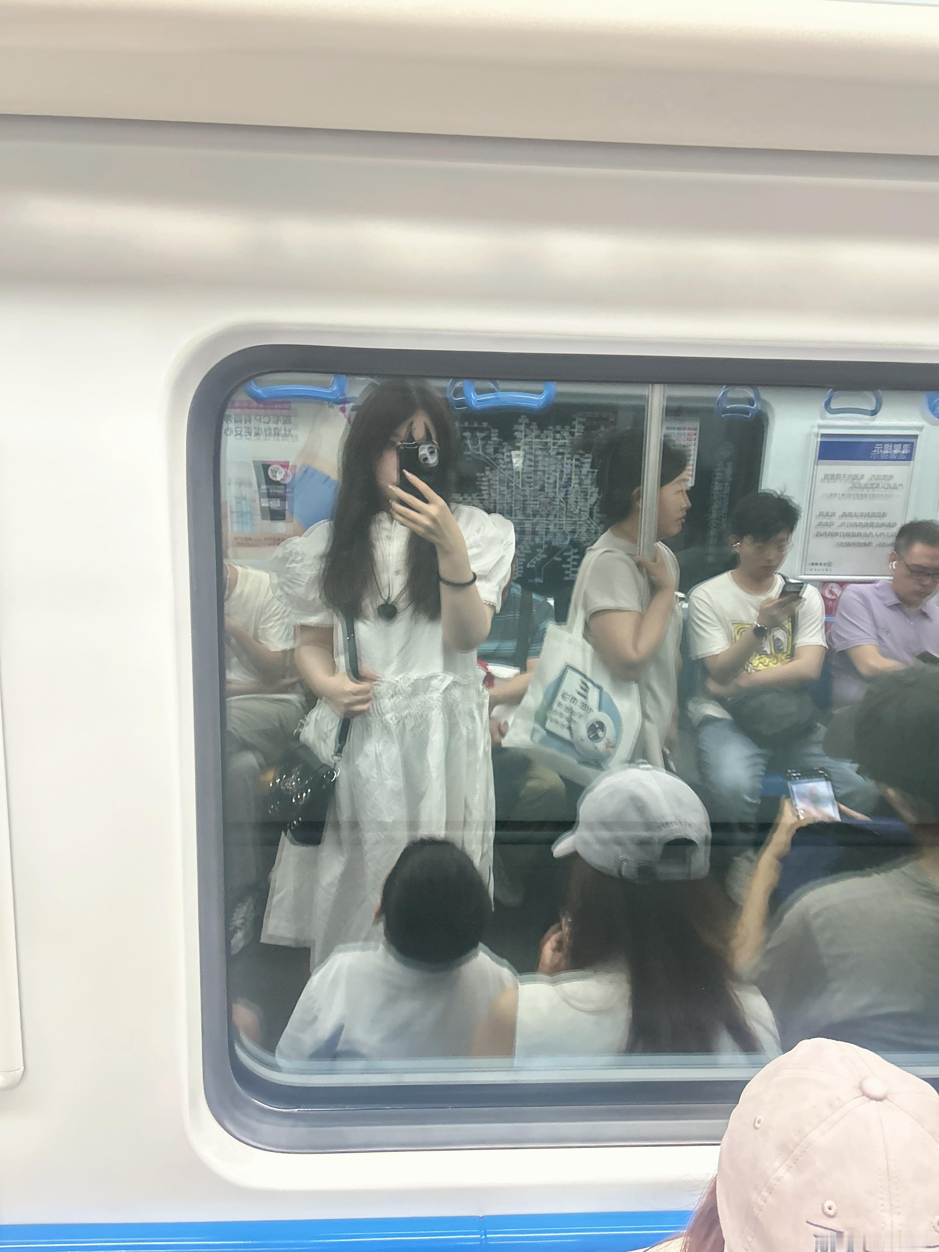 我被后室吓到的天。。。感觉地铁也很适合做成后室