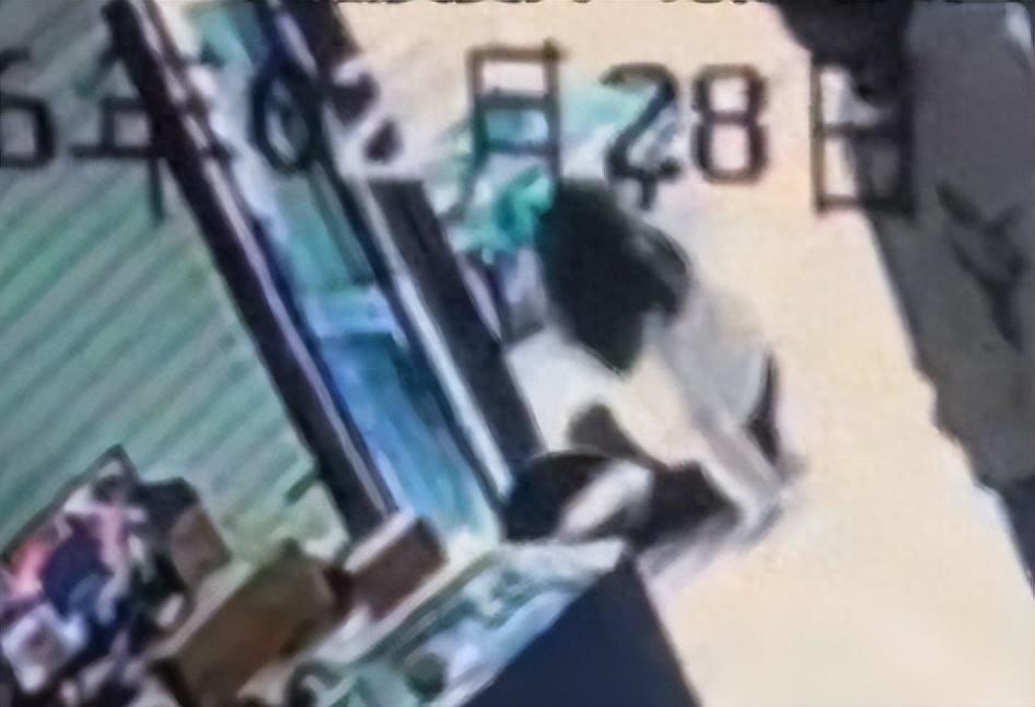 这理由奇葩！近日，陈女士要求快递员送货上楼被拒，下楼理论时竟惨遭对方掐脖推倒、狠