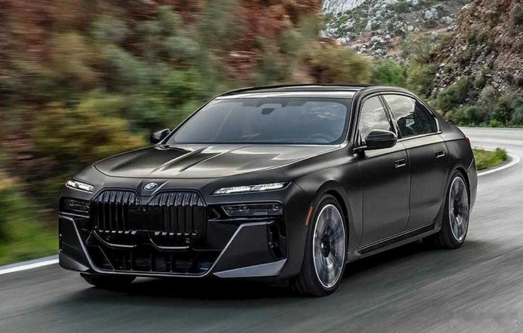 随着电动化浪潮与消费观念转变，传统D级行政轿车市场正快速萎缩。奥迪A8L虽在舒