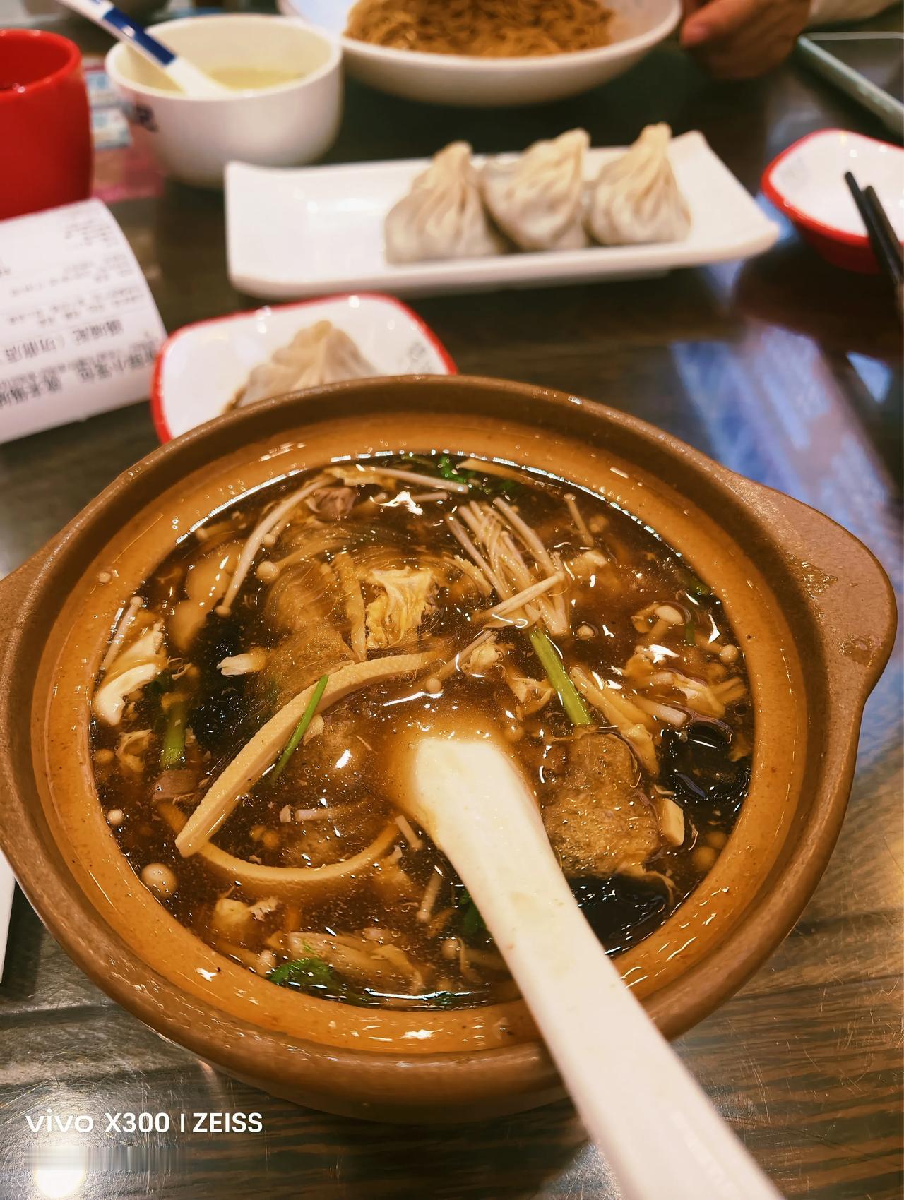 今日出去逛了一圈又来锡城记吃晚饭了，二个小笼包一碗酸辣汤才12元，又好吃又实惠！