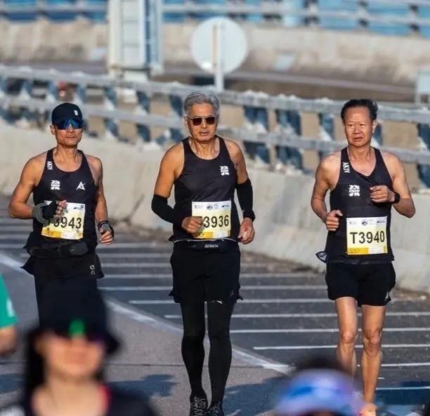 71岁周润发在香港跑10公里马拉松比赛，他看起来苍老了好多，头发苍白，皮肉松弛，