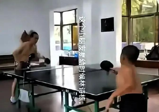 这孩子光膀子练球的视频，当时谁看了都觉得心酸。但你可能不知道，这种“野生”打法，