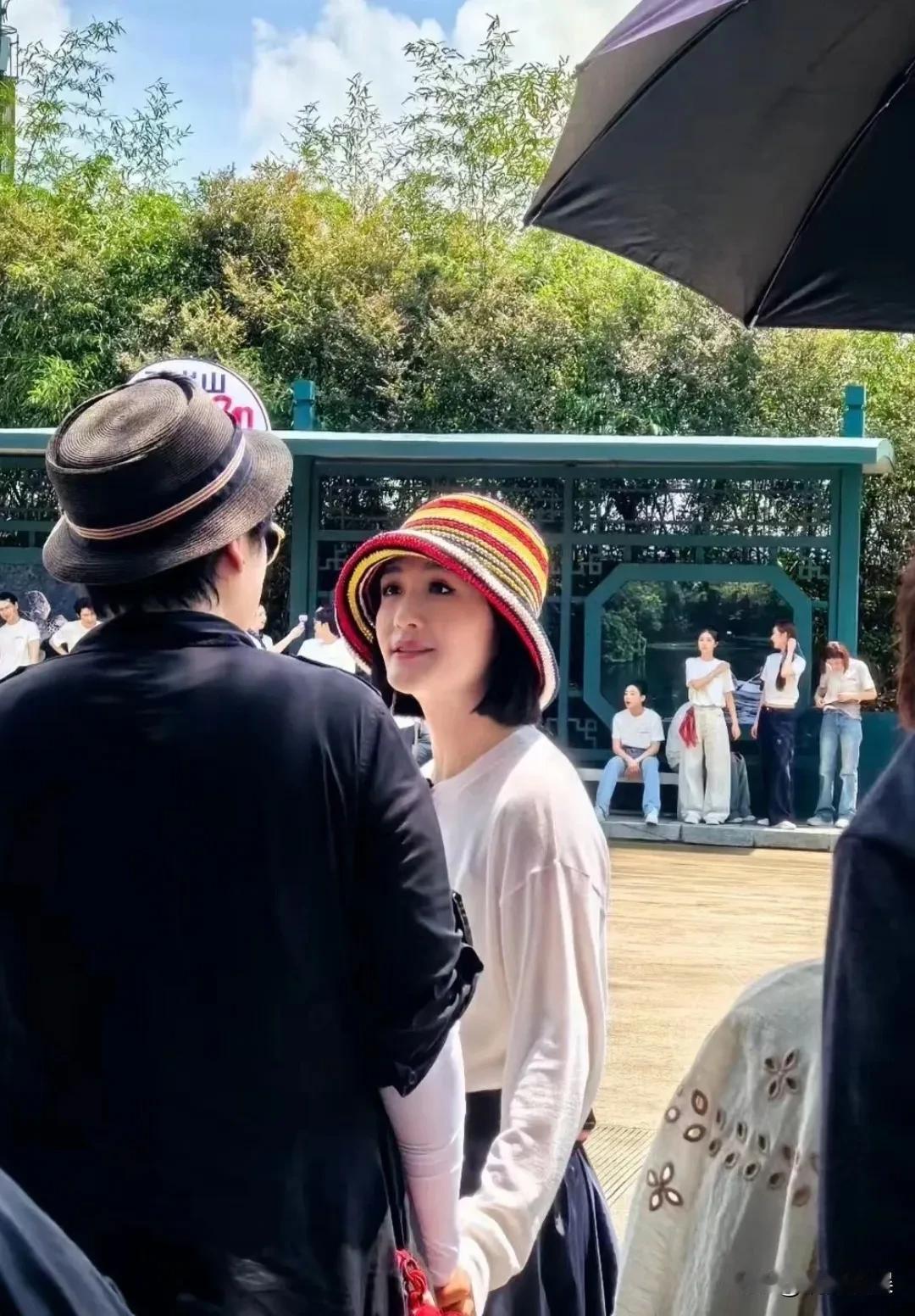 谢娜现身惠州博罗，戴着彩色渔夫帽，穿着白色长袖，蓝色长裙，时尚又活泼！尽管化着