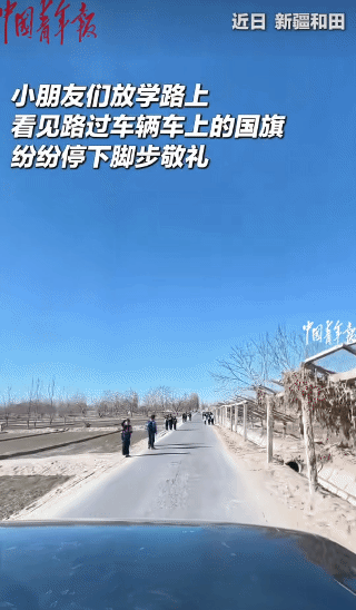 “看哭了！”新疆，男子自驾旅游经过一个村庄，遇到一群放学的小学生，他们看到男子的