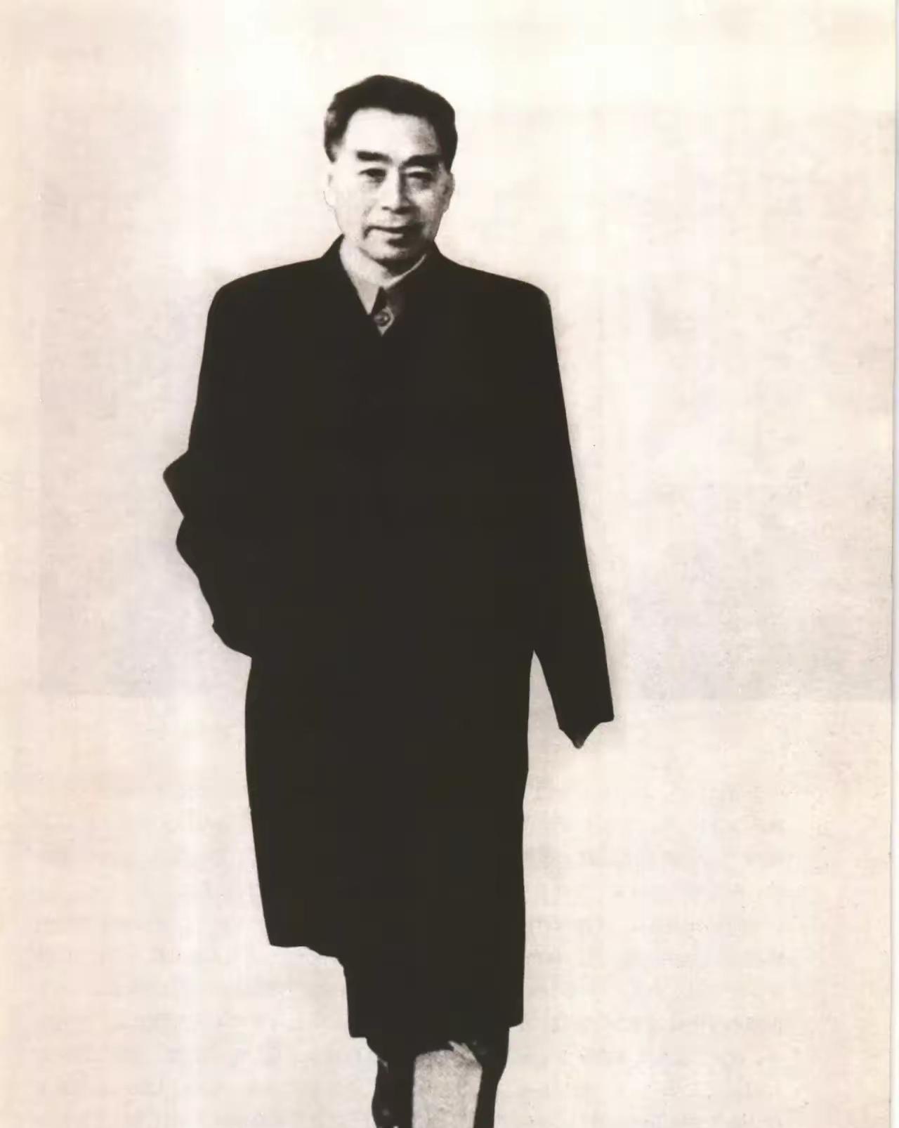 亲守灵堂1960年5月，林伯渠由于过度的劳累患了严重的心肌梗塞，医治无效，
