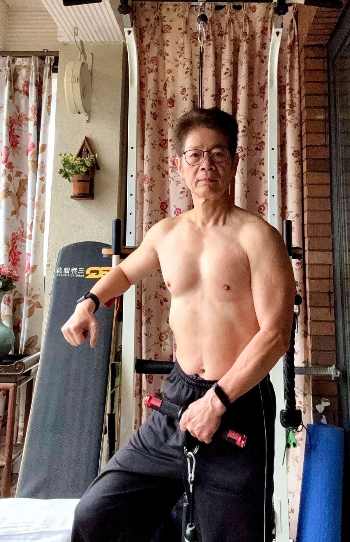 65岁老头在家摆个跑步机、俩哑铃，体检比年轻人还硬朗。不靠健身房，不靠教练，就