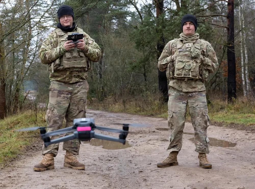 在欧洲国家，美军在战场演习中已经全面使用无人机获取情报。2025年11月17日