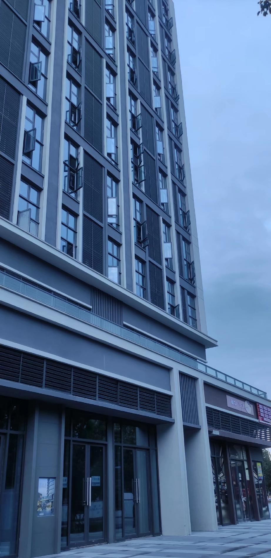 这套45平米的小底商，总价48万左右，前几年疫情没人租，现在租金价格低的可