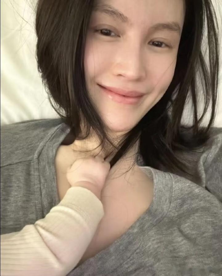 陈伟霆何穗儿子长牙了比起硬凹完美夫妻人设，陈伟霆何穗只晒宝宝脚丫、碎碎念长牙小事