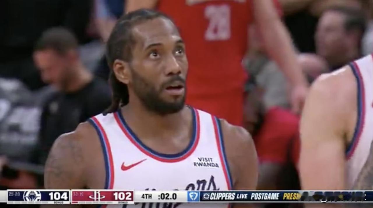 闲庭信步准绝杀！伦纳德太自信了！今天，客场作战的快船队以105-102力克火