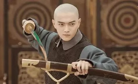 乾隆皇帝见到了自己小舅子傅恒的妻子叶赫那拉氏，惊为天人，后来，为了方便和叶赫那拉