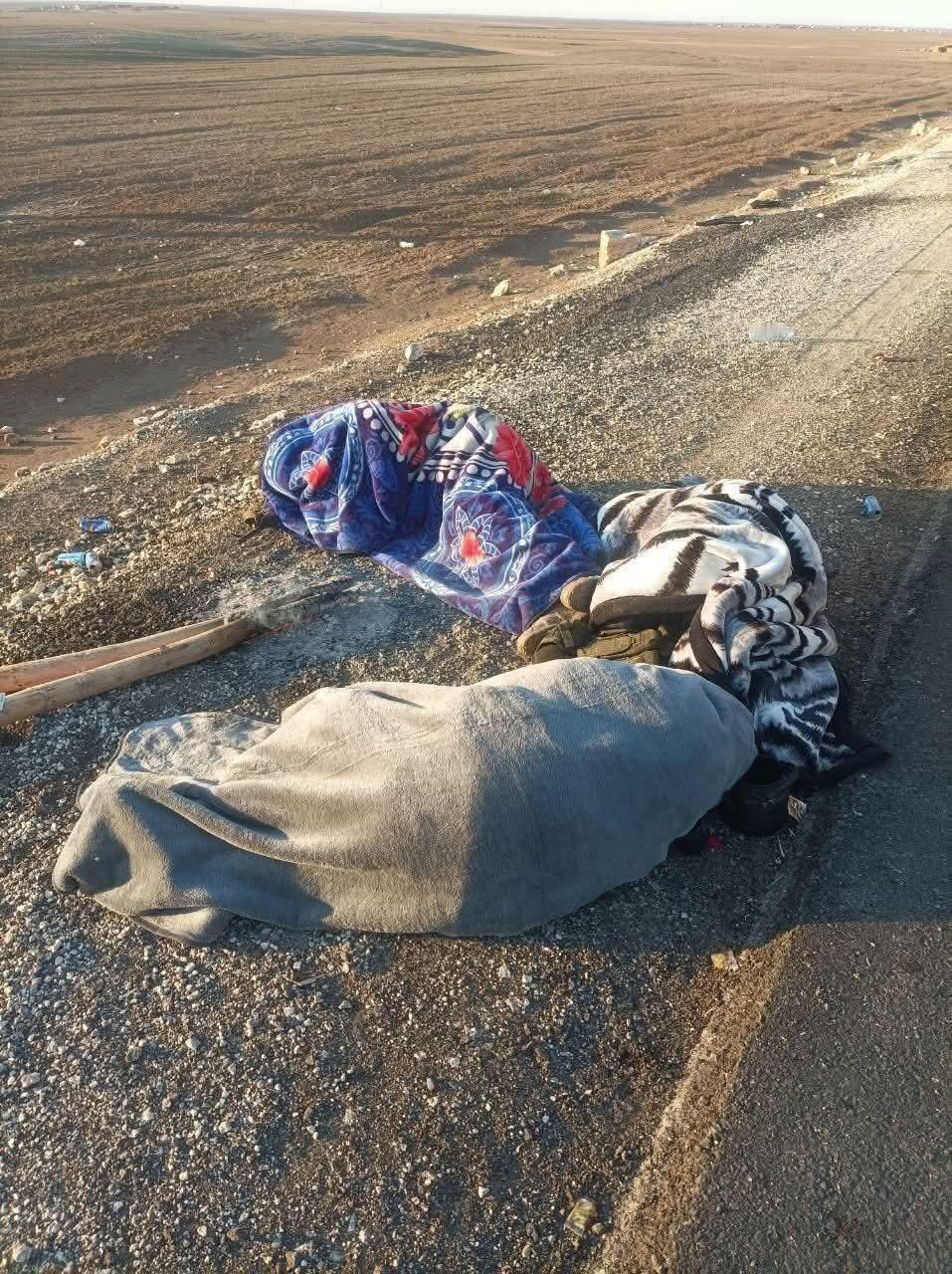 一张叙利亚阿拉伯军队战士露宿叙利亚东北部荒凉路边的照片，强调了他们在2026年1