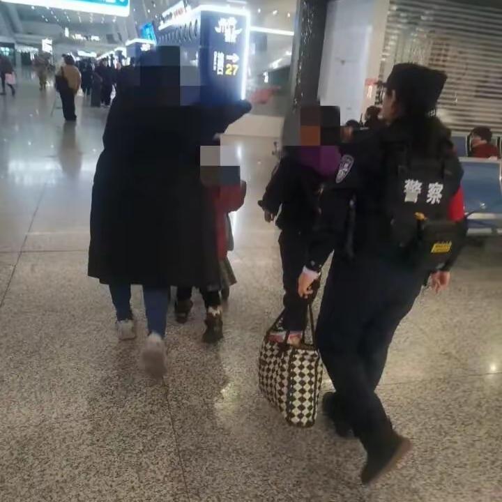 谁看了这个画面不揪心！独自带仨娃赶火车，老三生病、老大有孤独症还接连走丢，杭