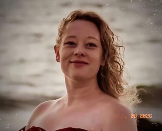 特朗普这次没法收场了，美国街头被击毙的37岁白人女性雷尼，真是buff叠满，不是