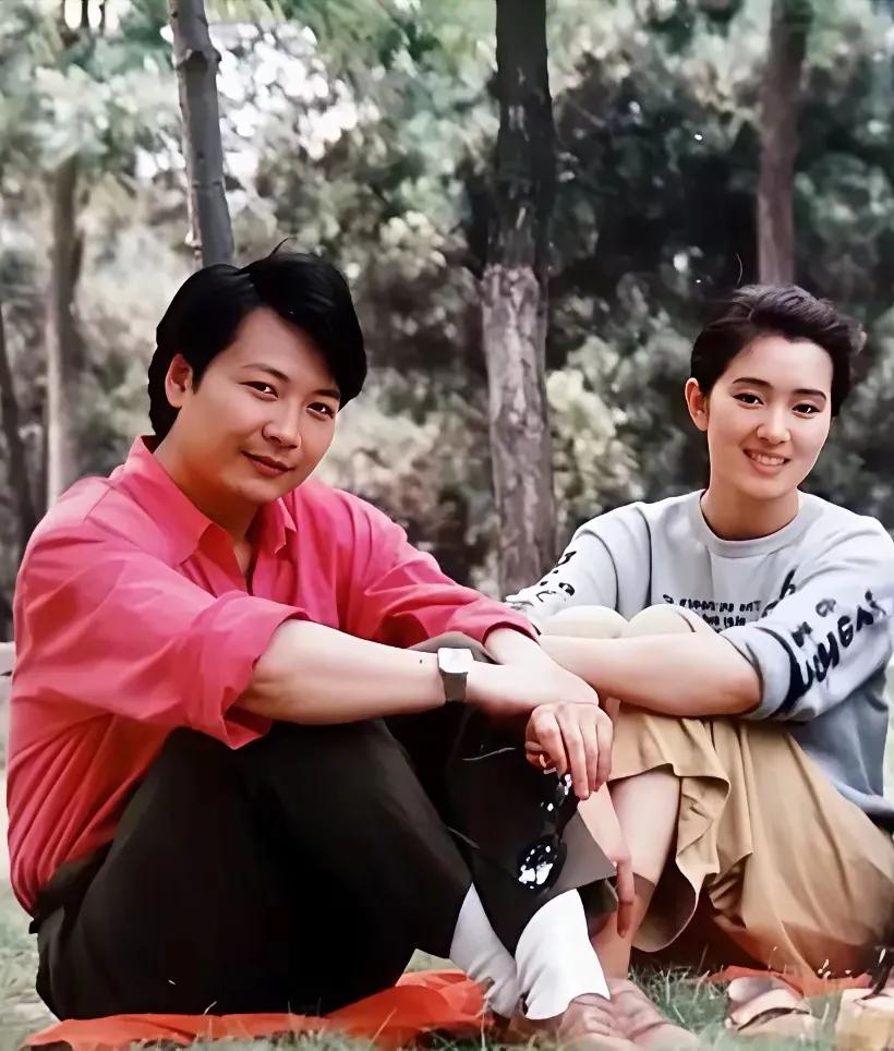 巩俐是个聪明的女人，她的两任男友都是她事业中的贵人！1982