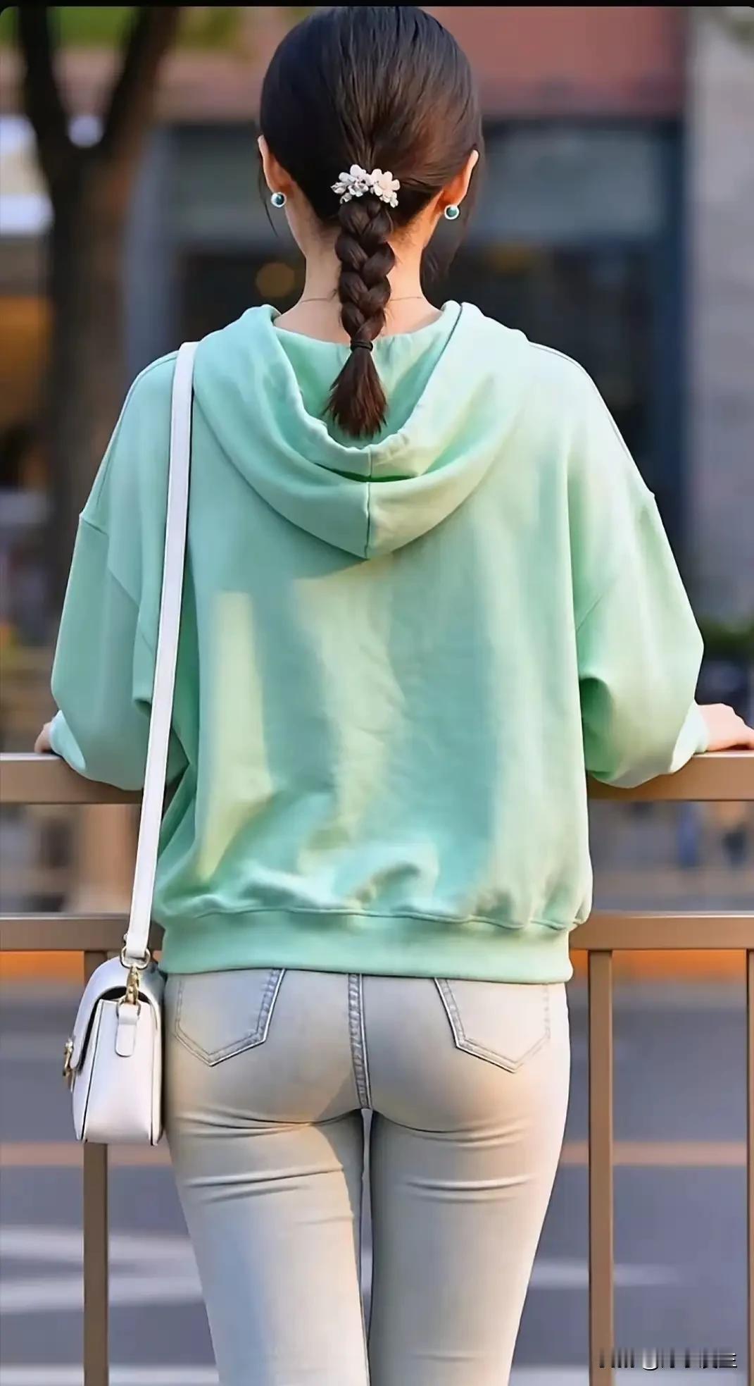 别再让“腿粗”困住你对牛仔裤的喜欢✨选对版型远比硬挤紧身款更显利落：高腰直筒版