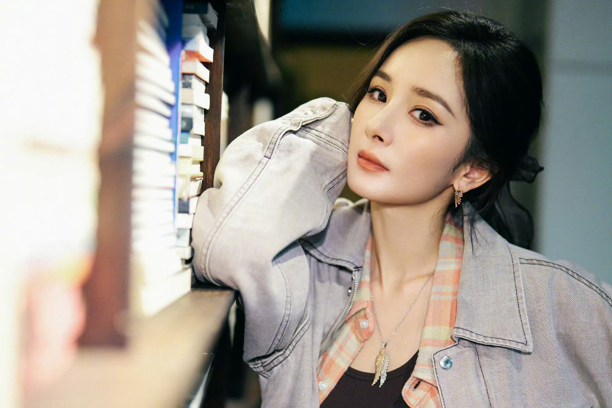 杨幂杨幂图书馆眼神杀杨幂在书堆里的时尚感杨幂时尚表现力好强啊​​​