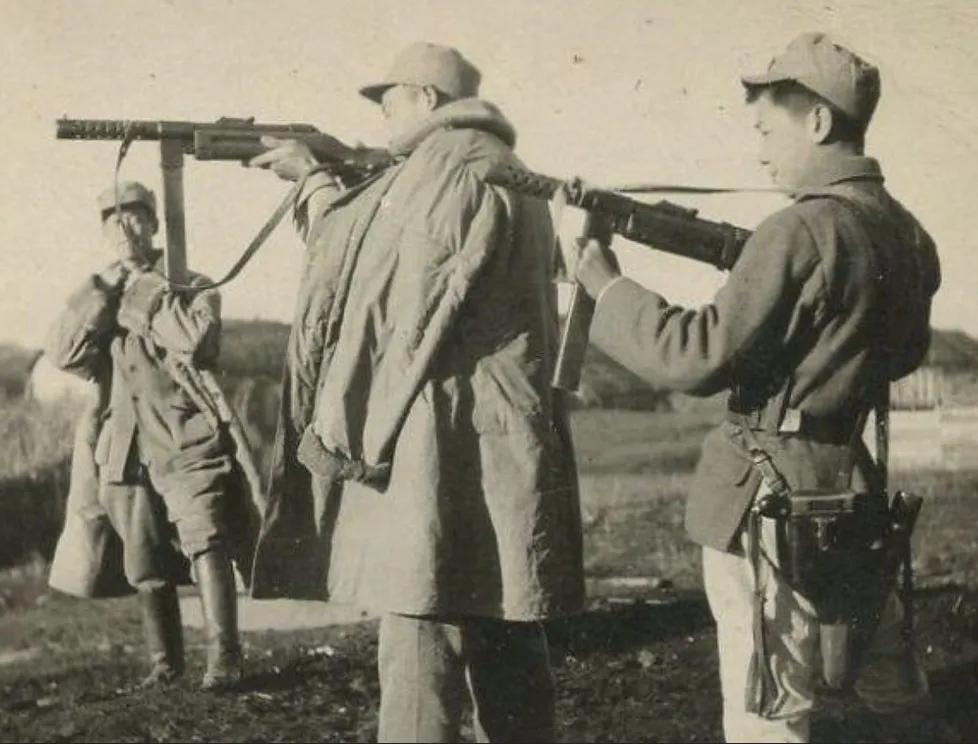 八路军军官体验装有50发弹匣的青岛产16式冲锋枪