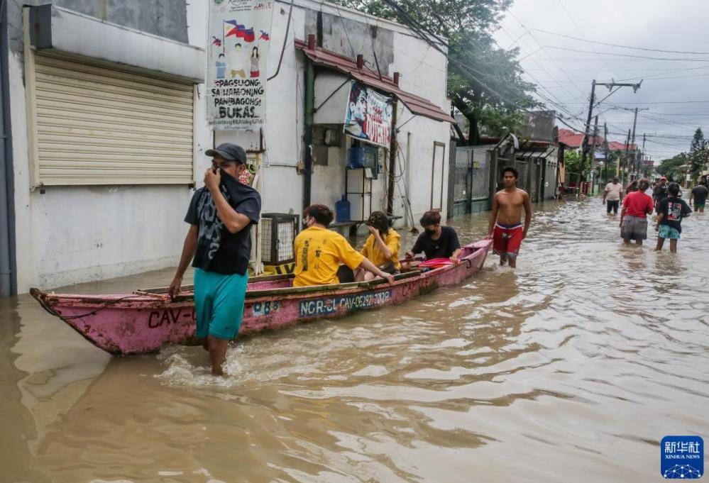 让菲律宾民众无法接受的是，面对国内的洪灾、台风，菲国内多人没吃没住，马科斯做的不