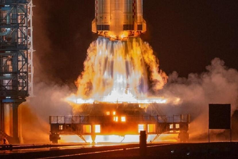 中国发射神舟23号宇宙飞船，三名宇航员中有一名将长期驻守空间站。中国酒泉