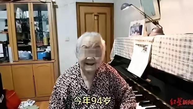 上海一女子跨洋回国探望94岁公婆，刚到家门口就被保姆死死拦住，各种借口就是不让进