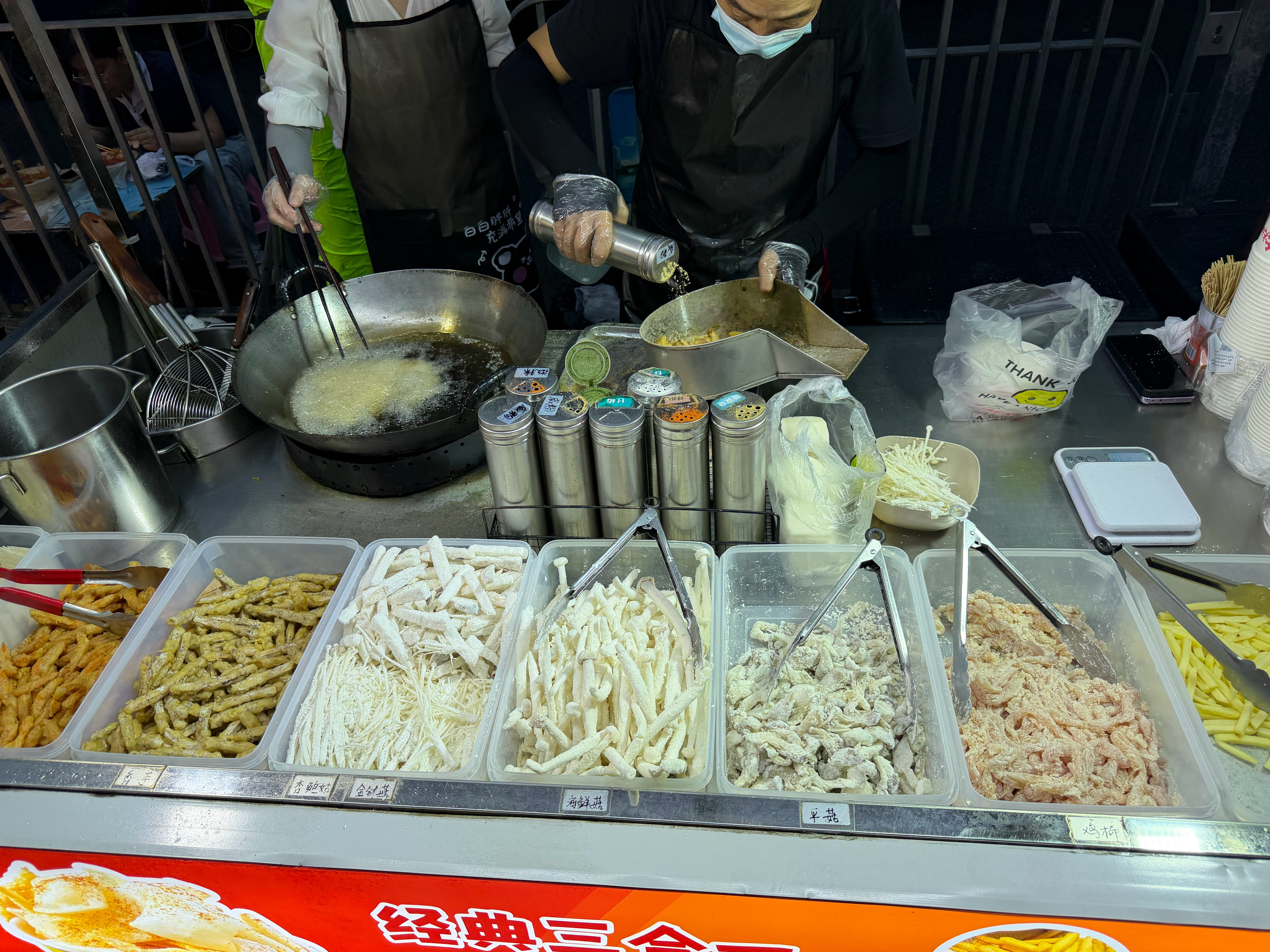公司附近100米小吃街，女孩子是不是更喜欢吃炸薯条、鸡柳、锅包肉，发现每个摊位都