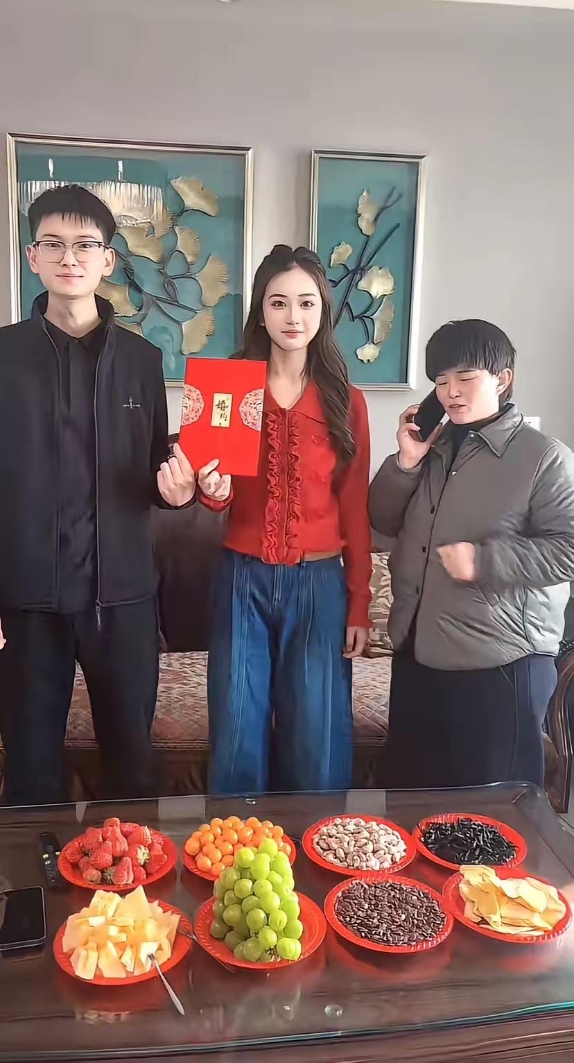 订婚了，女孩很漂亮，年龄比男的大一点，男孩差一点