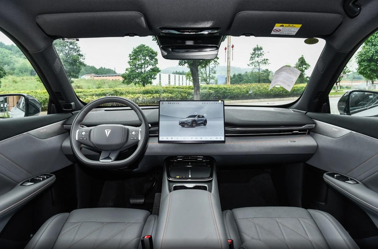 前两天搭朋友的车去聚餐，他开的是UNI-T，坐在车里感觉很稳，底盘很扎实，但他的