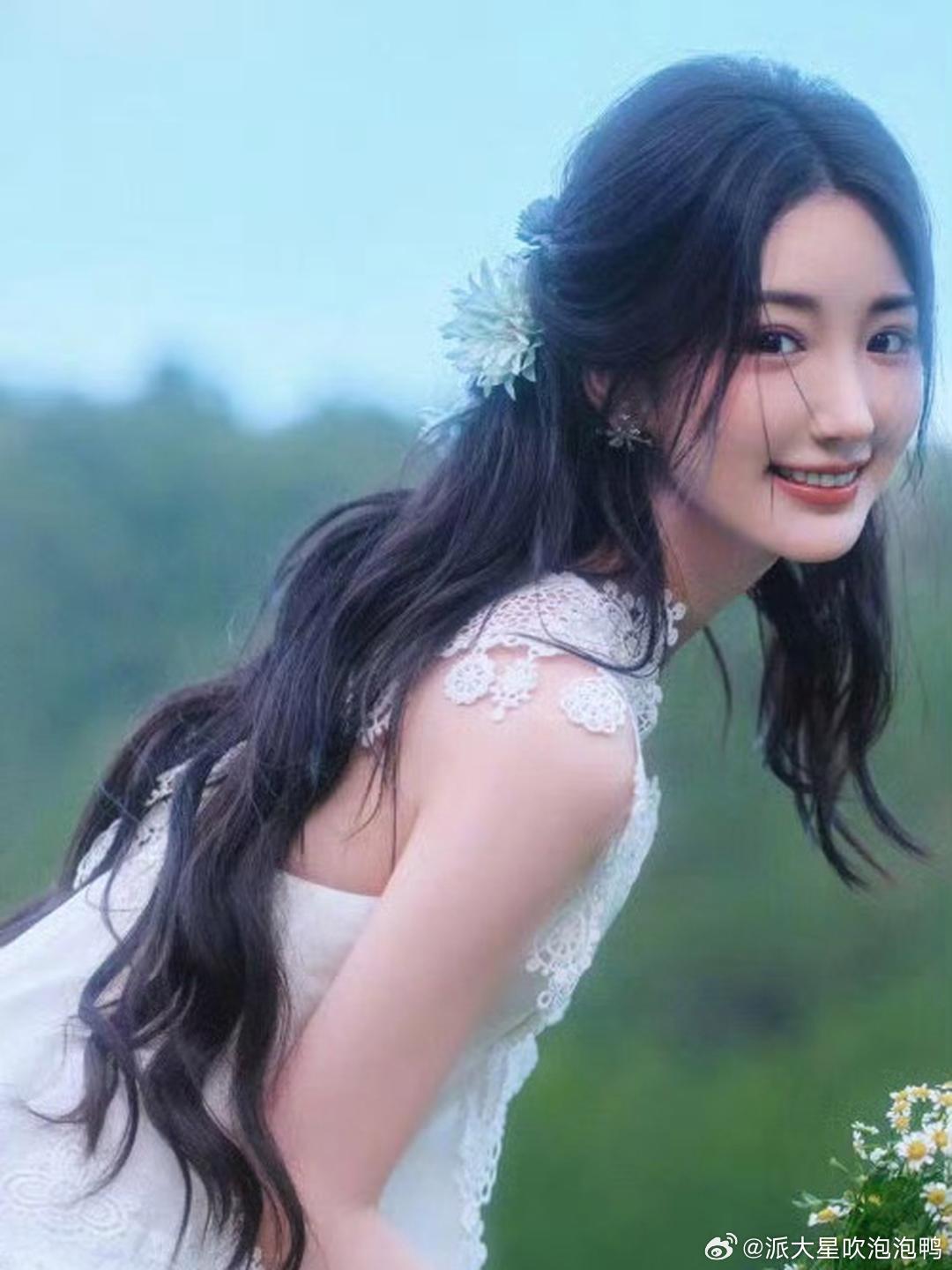 毛晓彤穿上蕾丝白裙，整个人就是甜美少女的模样。