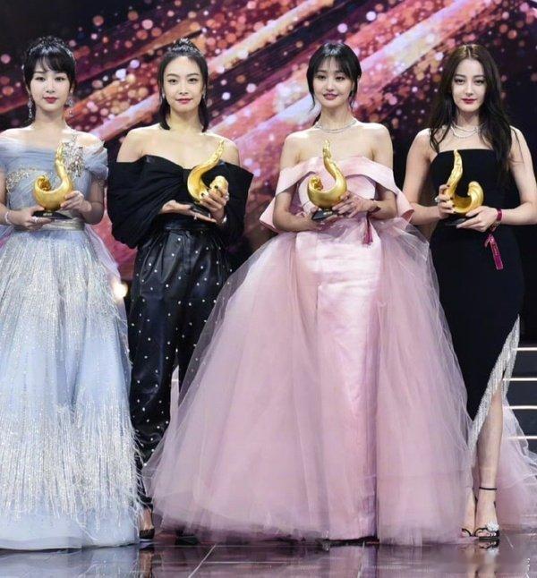 迪丽热巴确实没有变过……一直都挺老的