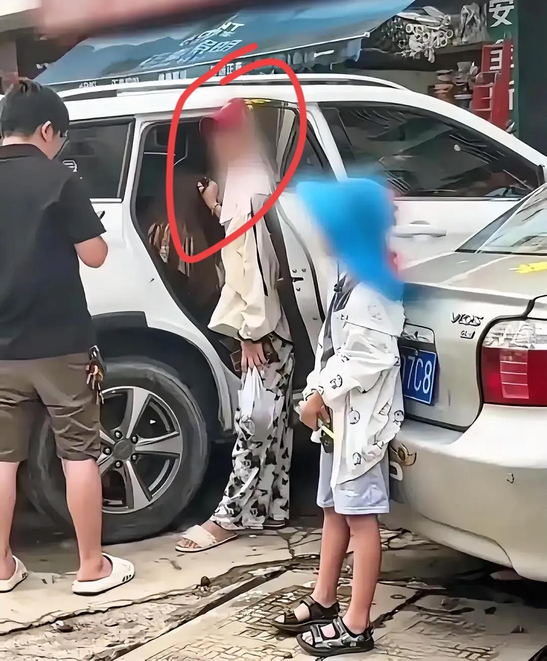 南宁，大热天的，原配骑着电动车，后座载着七八岁的儿子，刚买完菜就撞见丈夫开着豪车