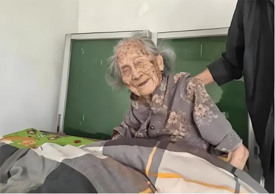 “中国长寿之母”2025年元旦离世，1902年出生的林蛇母，一共有100多名儿孙