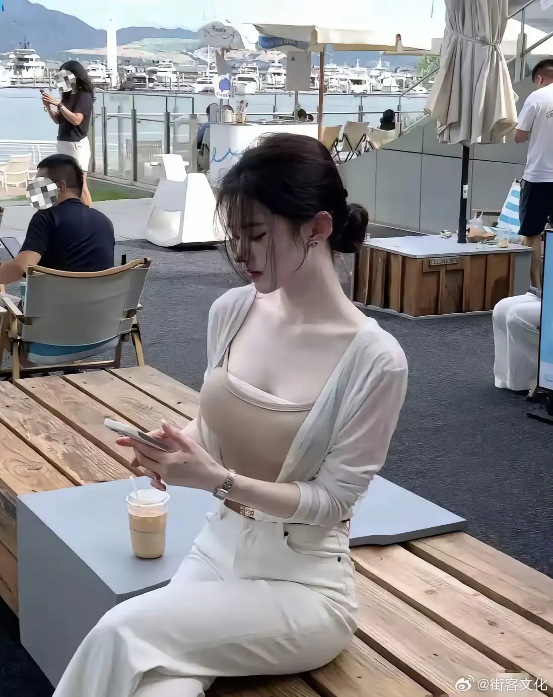 喝咖啡看到的漂亮女生，这种没有男人不喜欢吧！​