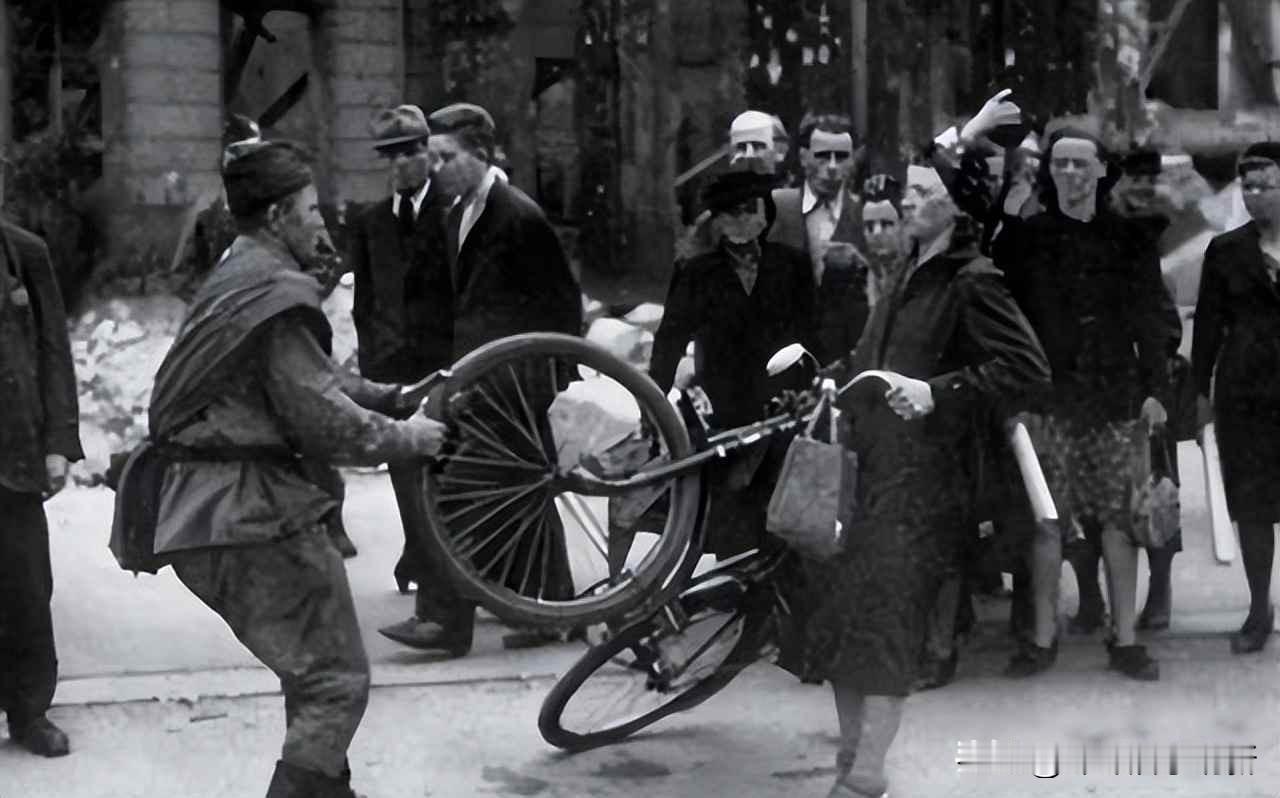 柏林陷落时，红军是英雄？还是施暴者？她们的哭声谁听见了？1945年4月16日，
