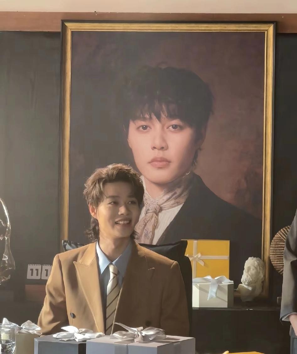 刘嘉玲在短剧里把柯淳堵在天台，一句“你心里那个人还在等吗”直接把弹幕刷...